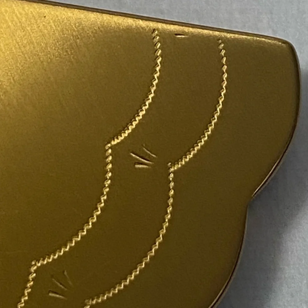 RARE 1940s Gold Henriette Mirror Compact with Etched Design - Picture 6 of 16